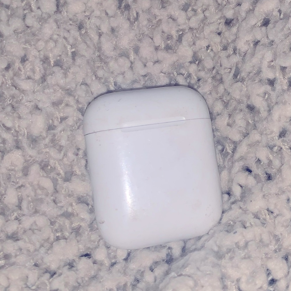2nd generation Apple Airpod CASE & RIGHT airpod only